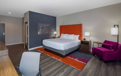 La Quinta Inn & Suites by Wyndham Greensboro Arpt High Point