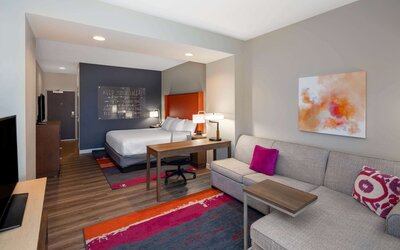 La Quinta Inn & Suites by Wyndham Greensboro Arpt High Point