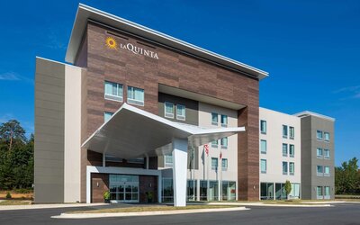 La Quinta Inn & Suites by Wyndham Greensboro Arpt High Point