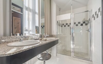 Proximity Hotel