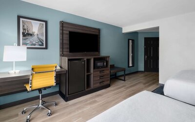 La Quinta Inn & Suites by Wyndham Greensboro NC