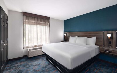 La Quinta Inn & Suites by Wyndham Greensboro NC