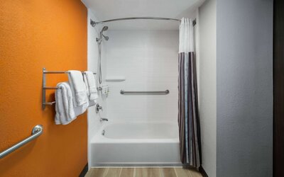 La Quinta Inn & Suites by Wyndham Greensboro NC