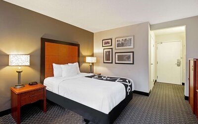 La Quinta Inn & Suites by Wyndham Harrisburg Airport Hershey