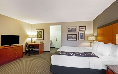 La Quinta Inn & Suites by Wyndham Harrisburg Airport Hershey