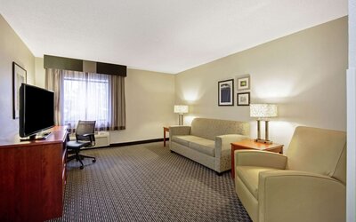 La Quinta Inn & Suites by Wyndham Harrisburg Airport Hershey