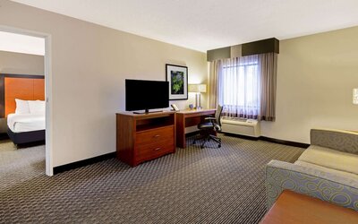 La Quinta Inn & Suites by Wyndham Harrisburg Airport Hershey