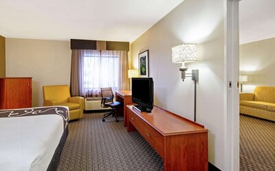 La Quinta Inn & Suites by Wyndham Harrisburg Airport Hershey