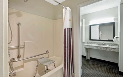 La Quinta Inn & Suites by Wyndham Harrisburg Airport Hershey