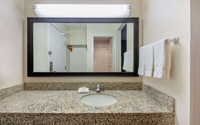 La Quinta Inn & Suites by Wyndham Harrisburg Airport Hershey