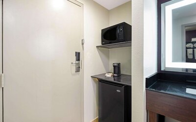 La Quinta Inn & Suites by Wyndham New Cumberland-Harrisburg