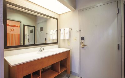 La Quinta Inn & Suites by Wyndham Jackson Airport/Pearl