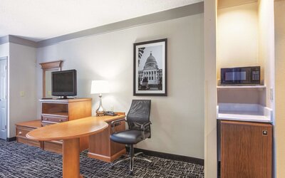 La Quinta Inn & Suites by Wyndham Jackson Airport/Pearl