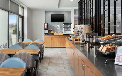 Dining and coworking space at Fairfield Inn & Suites By Marriott New York Staten Island.