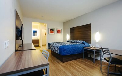 Day room with TV and work space at Palace Inn Blue CityCentre. 