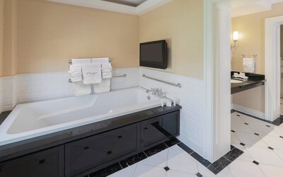 The Raphael Hotel, Autograph Collection