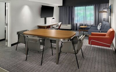 Courtyard by Marriott Kansas City Shawnee