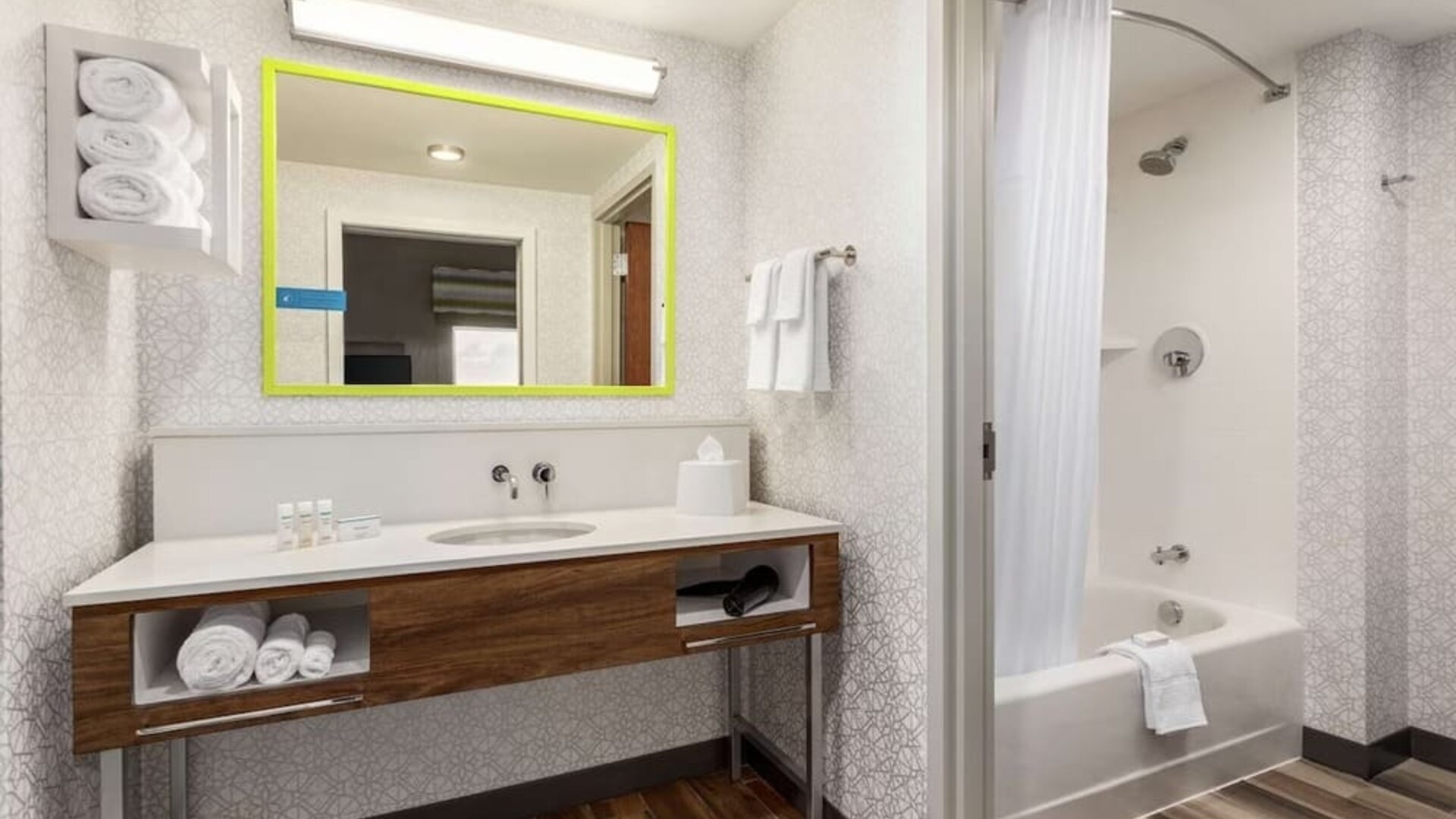Guest bathroom with shower at Hampton Inn & Suites Miami Kendall. 