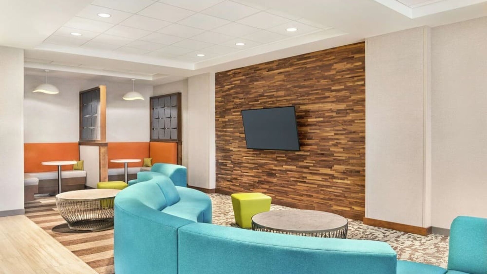 Lobby and coworking space at Hampton Inn & Suites Miami Kendall. 