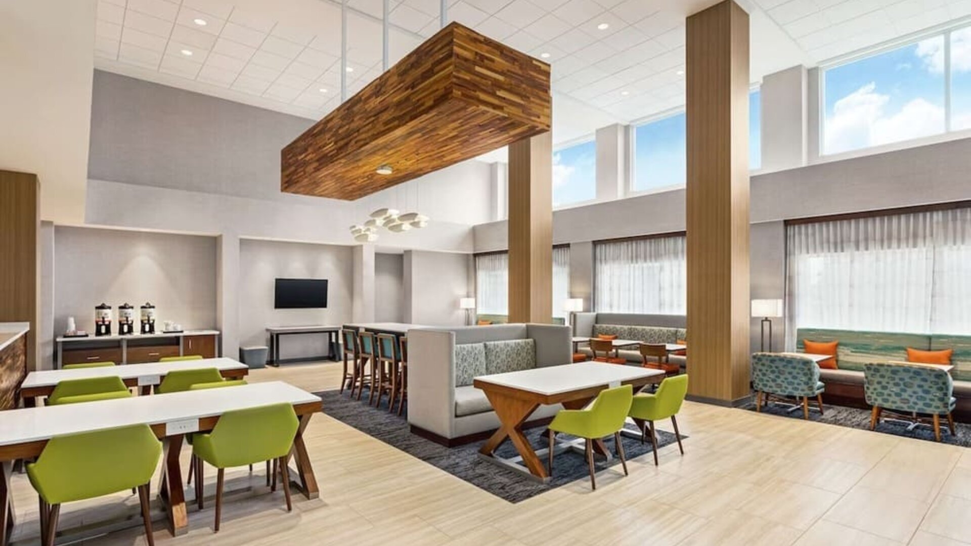Lobby and lounge at Hampton Inn & Suites Miami Kendall. 