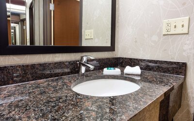 Drury Inn & Suites Kansas City Airport