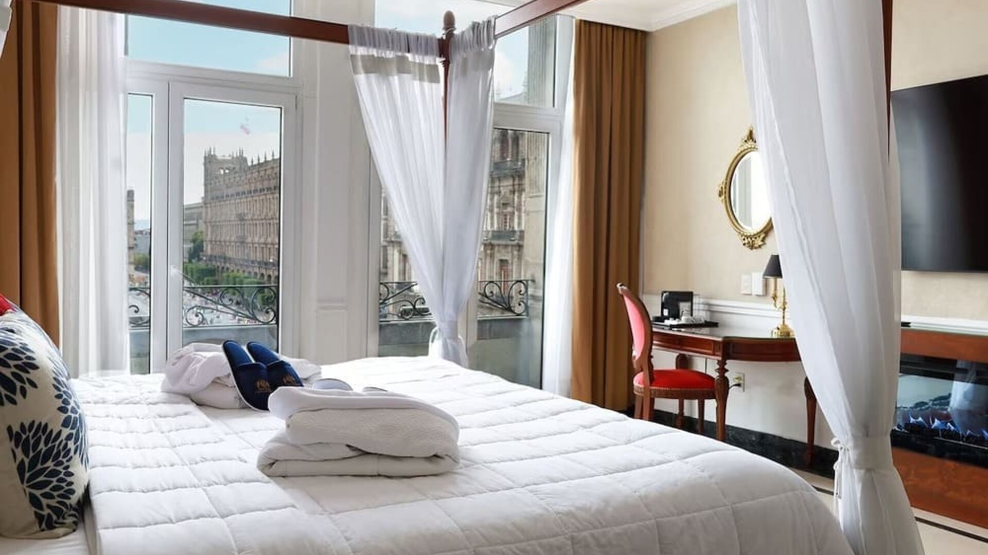 Delux king room with TV and work space at Gran Hotel de la Ciudad de México.