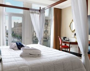 Delux king room with TV and work space at Gran Hotel de la Ciudad de México.