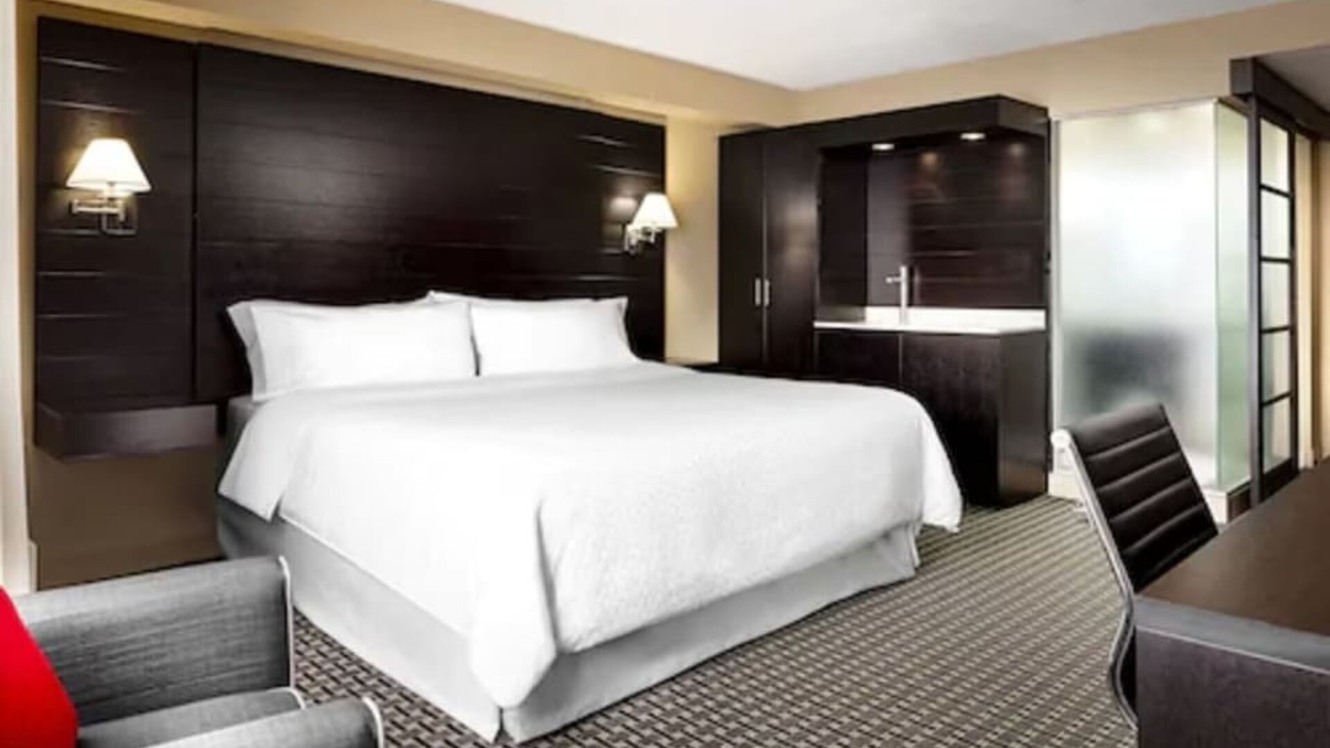 Day use room with lounge area at Four Points By Sheraton Mississauga Meadowvale.