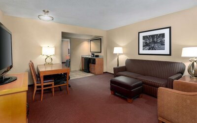 Embassy Suites by Hilton Kansas City International Airport