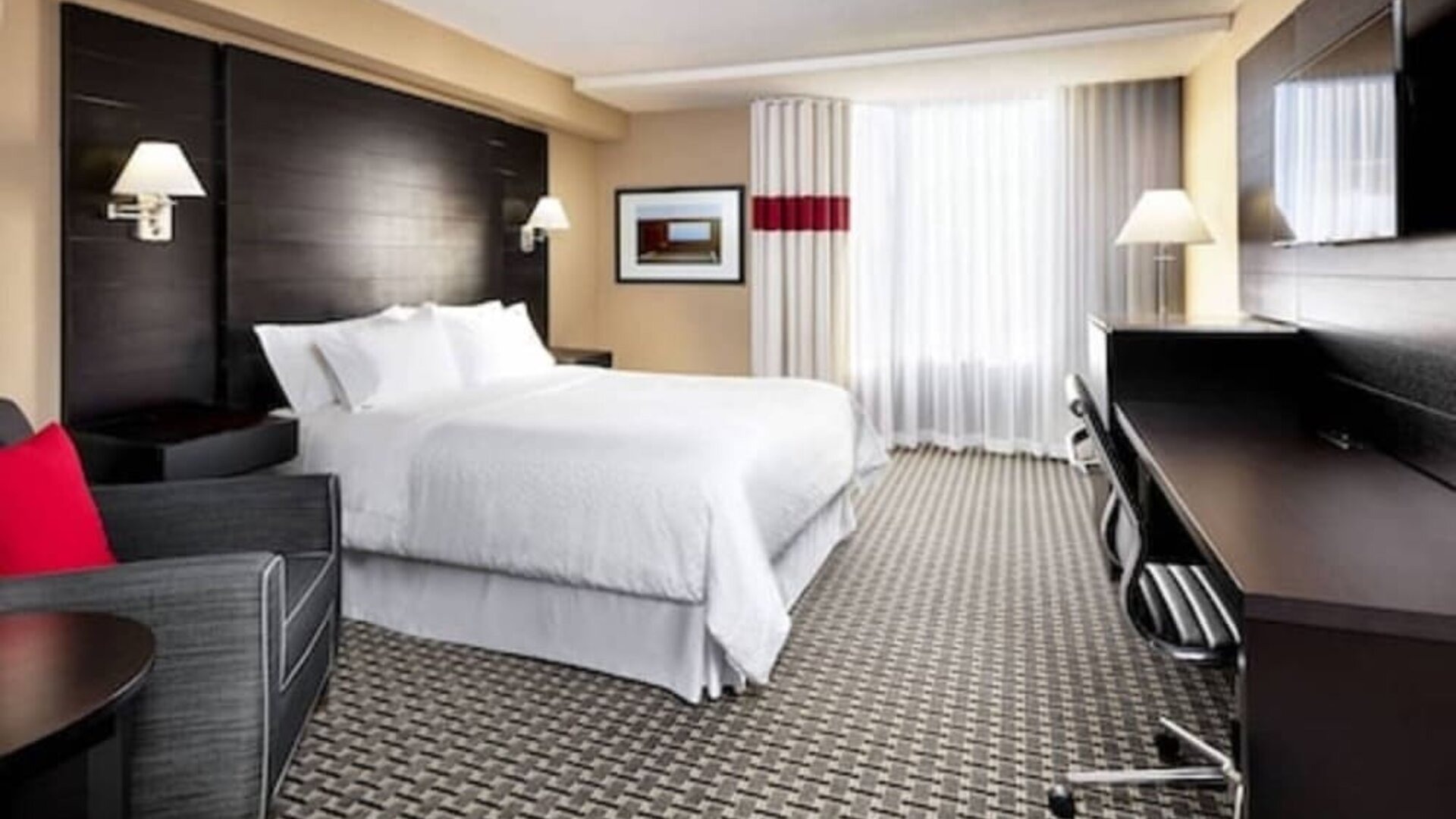 Day room with natural light at Four Points By Sheraton Mississauga Meadowvale.