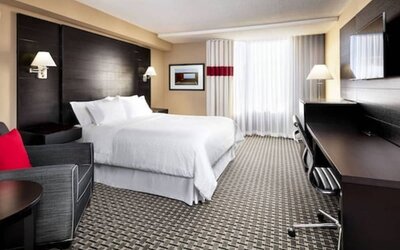 Day room with natural light at Four Points By Sheraton Mississauga Meadowvale.