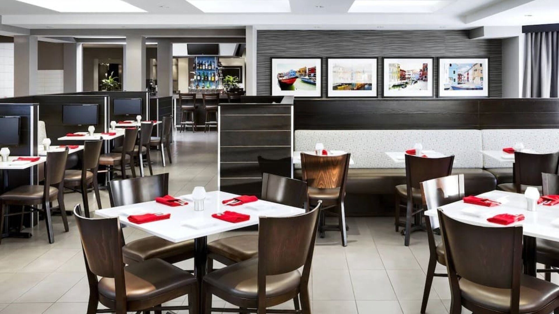 Dining room at Four Points By Sheraton Mississauga Meadowvale.