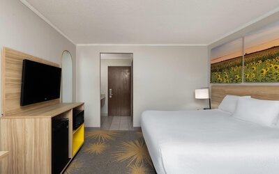 Days Inn & Suites by Wyndham Kansas City South