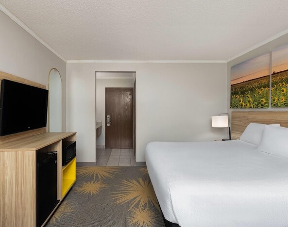 Days Inn & Suites by Wyndham Kansas City South