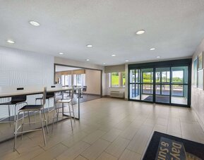 Days Inn & Suites by Wyndham Kansas City South