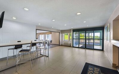 Days Inn & Suites by Wyndham Kansas City South