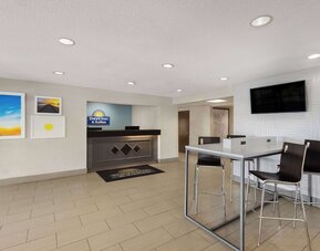 Days Inn & Suites by Wyndham Kansas City South