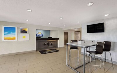 Days Inn & Suites by Wyndham Kansas City South