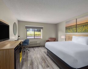 Days Inn & Suites by Wyndham Kansas City South