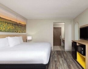Days Inn & Suites by Wyndham Kansas City South