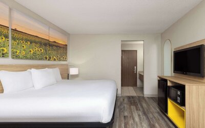 Days Inn & Suites by Wyndham Kansas City South