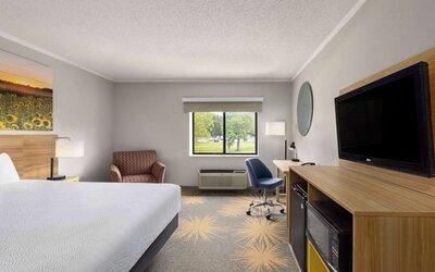 Days Inn & Suites by Wyndham Kansas City South