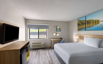 Days Inn & Suites by Wyndham Kansas City South