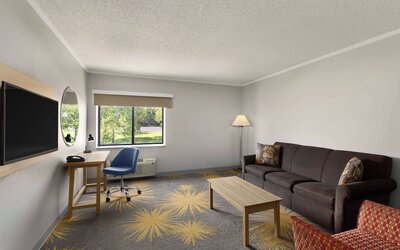 Days Inn & Suites by Wyndham Kansas City South