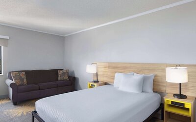 Days Inn & Suites by Wyndham Kansas City South