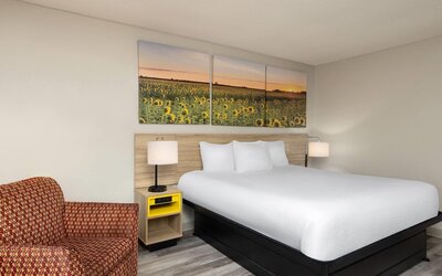 Days Inn & Suites by Wyndham Kansas City South