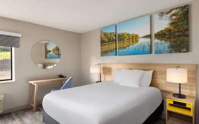 Days Inn & Suites by Wyndham Kansas City South