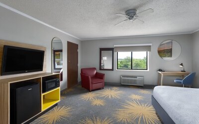 Days Inn & Suites by Wyndham Kansas City South