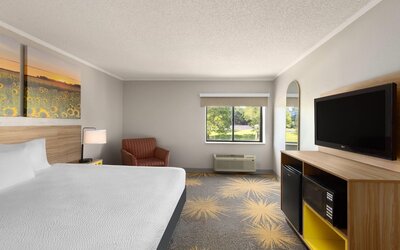 Days Inn & Suites by Wyndham Kansas City South