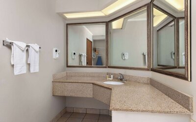 Days Inn & Suites by Wyndham Kansas City South
